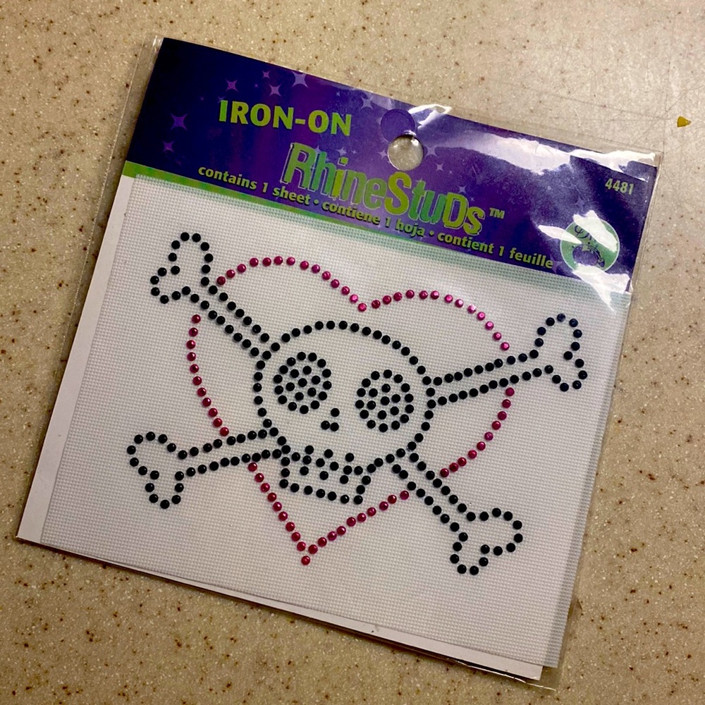 Iron-on Rhinestuds skull in a heart
